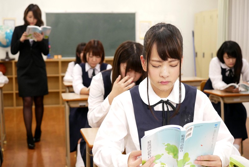 授業中ぶっかけ 顔にザーメンを浴びる女子生徒