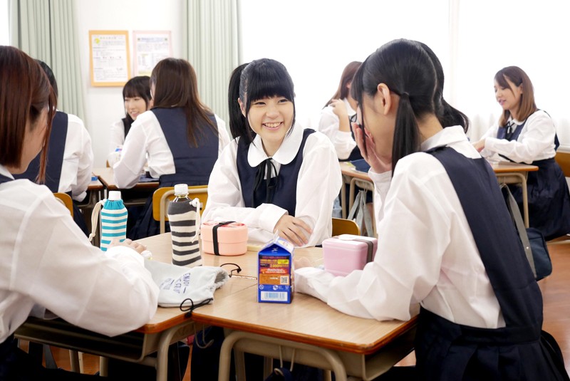 昼食中にぶっかけ お弁当を食べながら顔にザーメン