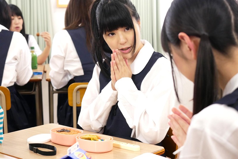 食ザー 顔から垂れたザーメンがお弁当にかかる