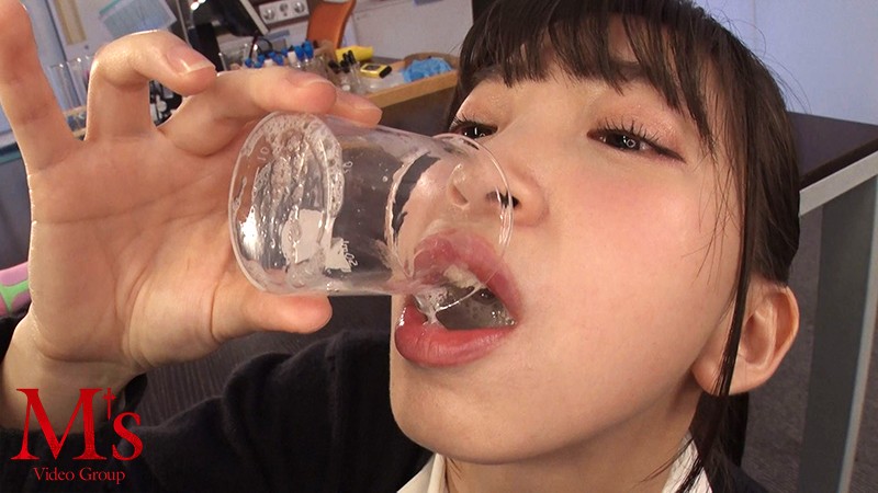 冬愛ことね ザーメンの匂いを嗅いでから飲み干す